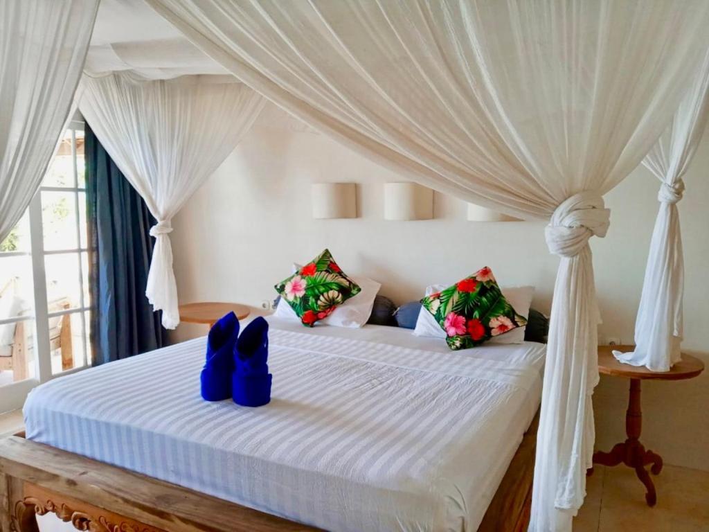 Serenity Luxurious Beachfront Villa & Spa With Private Infinity Pool, 8 Guests Gili Islands Exterior photo