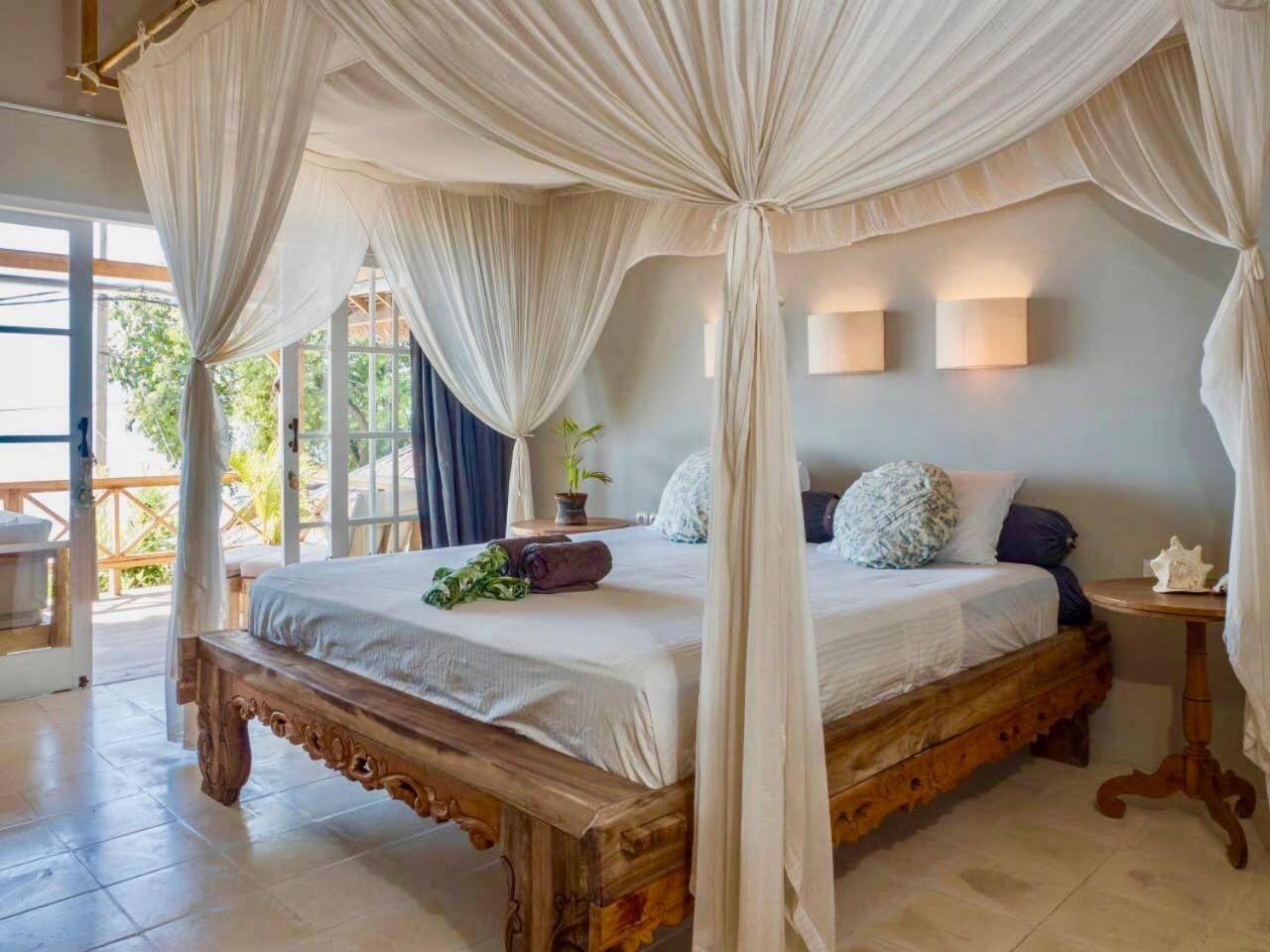 Serenity Luxurious Beachfront Villa & Spa With Private Infinity Pool, 8 Guests Gili Islands Exterior photo